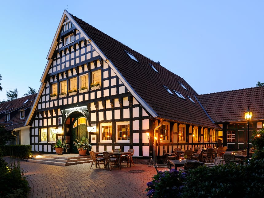 Aussenansicht am Abend des Vila Vita Burghotels in Dinklage