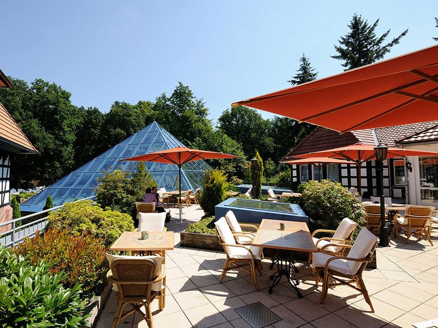 Terrasse mit Sonnenschirmen und Tischen