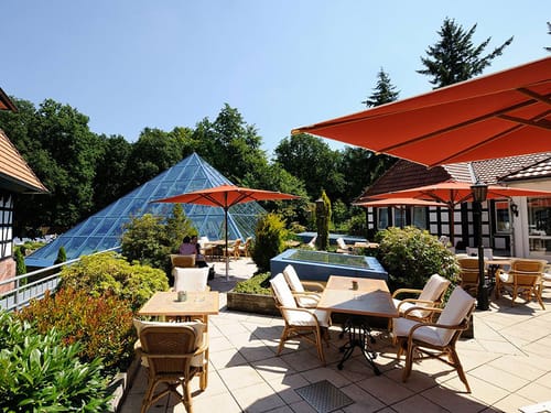 Terrasse mit Sonnenschirmen und Tischen