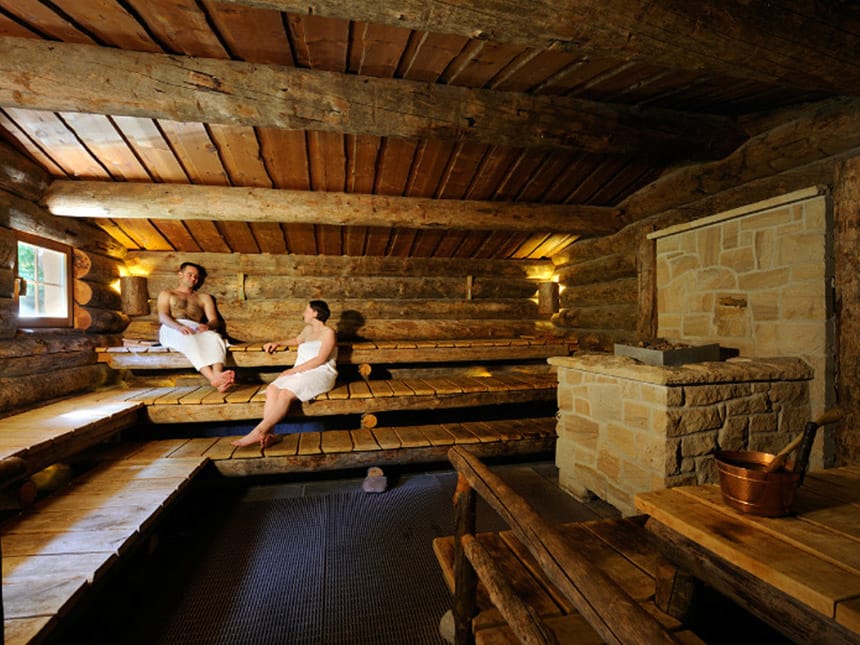 Sauna mit Sitmöglichkeiten