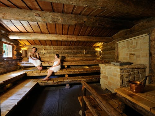 Sauna mit Sitmöglichkeiten