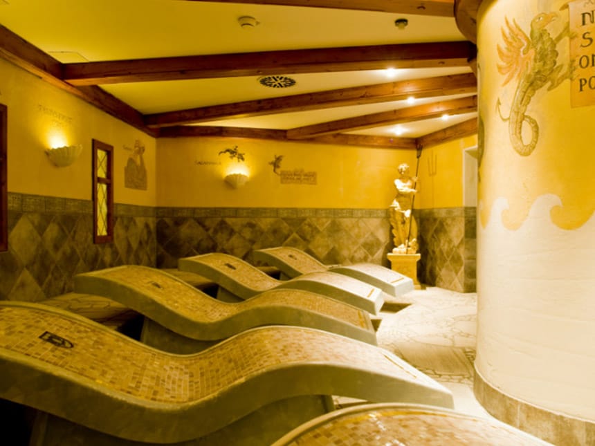 Liegen aus Stein im SPA-Bereich