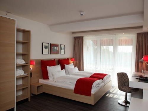 Doppelzimmer mit Balkon, Schreibtisch und Stuhl
