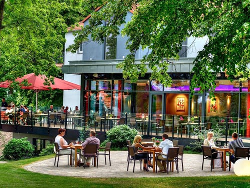 Garten und Terrasse mit vielen Sitzmöglichkeiten und Sonnenschirme
