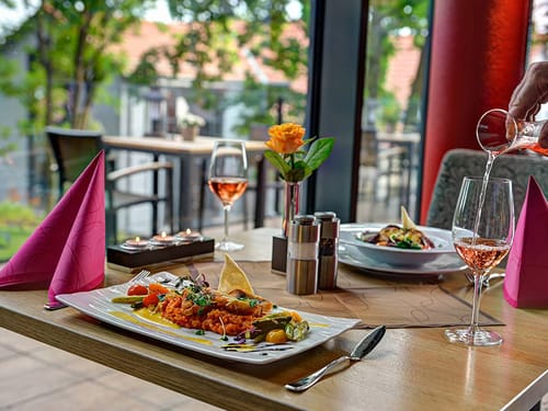 Gedeckter Tisch im Restaurant mit verschiedenen Gerichten