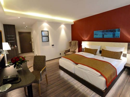 modernes Standard Doppelzimmer mit Schreibtisch, Stuhl und Sessel