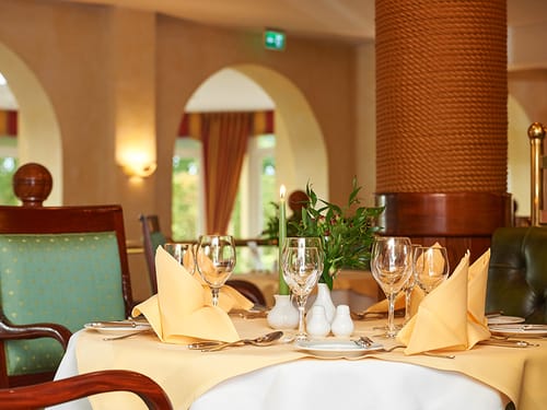 festlich gedeckter Tisch im Hotelrestaurant