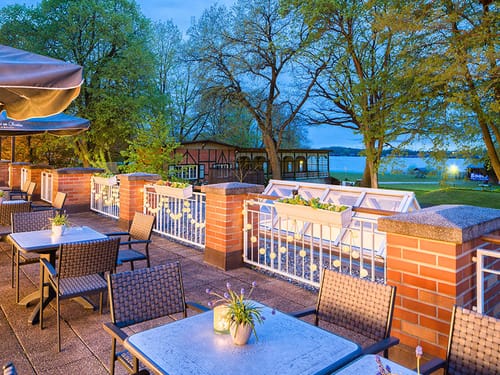 veschiede Gartenmöbel auf der gemütlichen Hotelterrasse