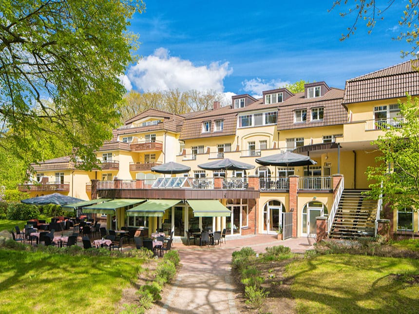 Ansicht Garten und Terrasse vom Hotel Kurhaus am Inselsee