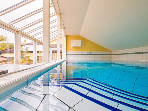 überdachter Pool mit Whirlbereich und Gegenstromanlage