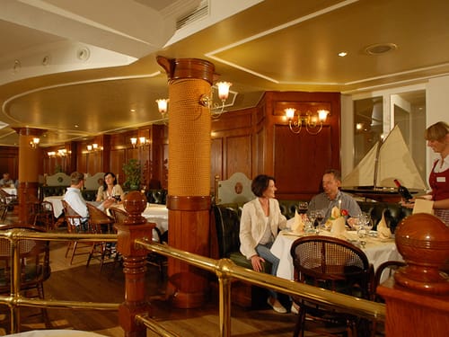 Paare sitzend am Restauranttisch