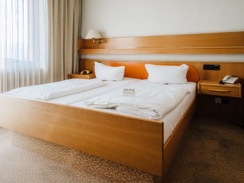 Doppelbett mit Nachttisch und Leselampe