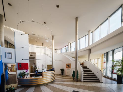 Lobby und Rezeption mit großem Treppenaufgang