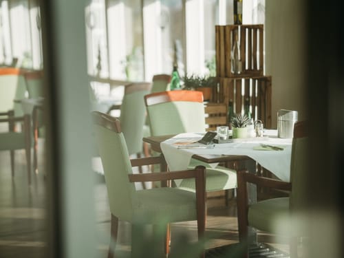 versschiedene Tischgruppen im Restaurant