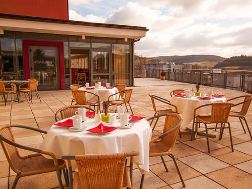 Hotelterrasse mit verschiedenen Tischgruppen