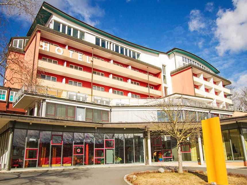 Savoy Hotel Bad Mergentheim bei blauem Himmel