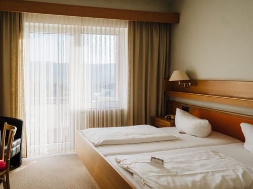 einfaches Doppelzimmer mit Doppebett