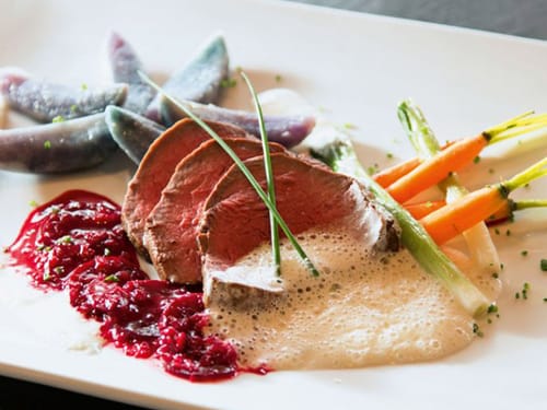 Speisenteller mit Fleisch und Gemüse