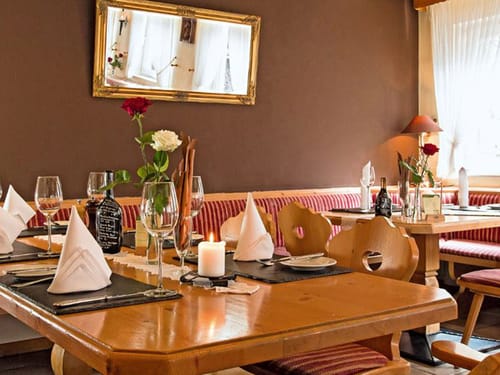 Hotelrestaurant mit festlich eingedeckten Tischen