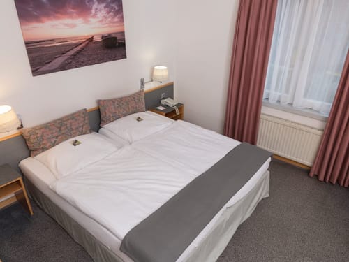 Kleines Zimmer mit einer Sitzecke