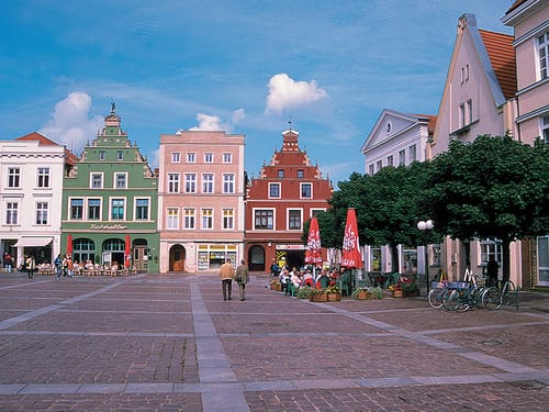 Güstrows Marktpatz mit bunten Hausfassaden
