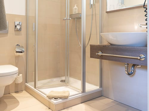 Kleines, helles Badezimmer
