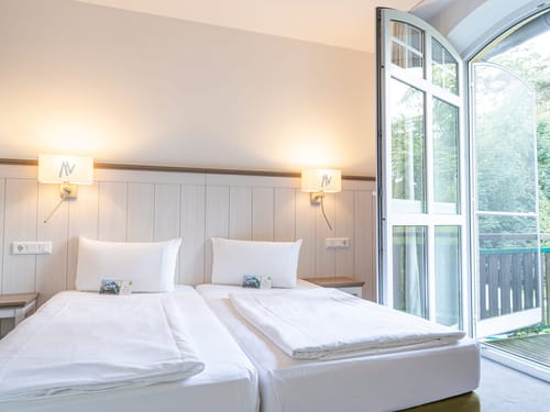 Helles Zimmer mit Balkon
