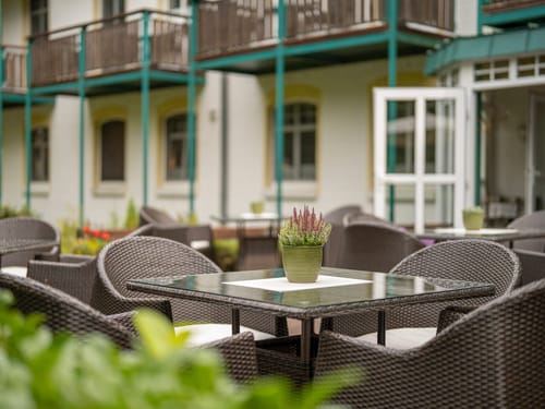 Garten mit vielen Sitzmöglichkeiten