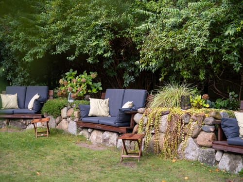 Garten mit Sitzplätzen und kleinen Tischen