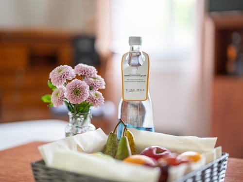 Obst, Blumen und eine Flasche Wasser