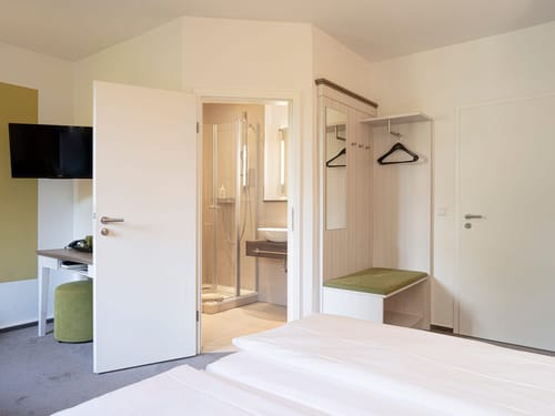 Zimmer mit TV und Badezimmer