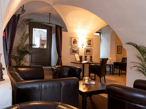 Lobbybereich mit Sesseln, Tisch und Stühlen