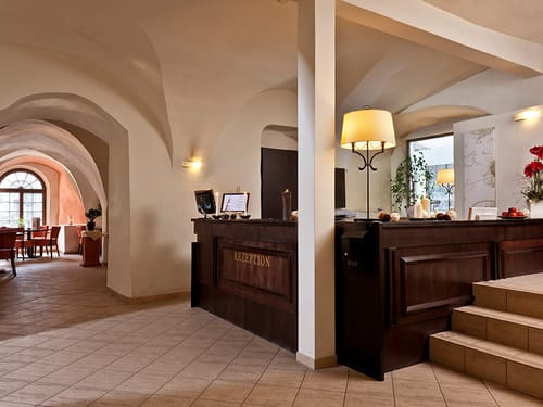 Eingangsbereich im Hotel mit Rezeption und Treppenaufgang