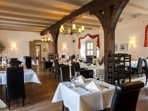 Hotelrestaurant mit festlich eingedeckten Tischen