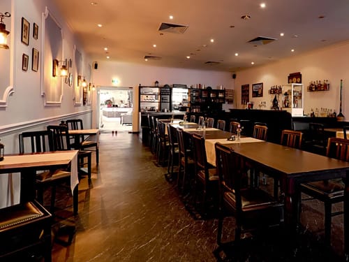 Gemütliches Restaurant-Interieur mit Holztischen und stimmungsvoller Beleuchtung