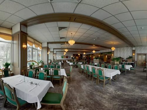 Elegantes Restaurant mit klassischen Möbeln und großen Fenstern