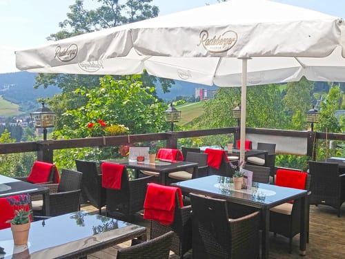 Sonnenterrasse eines Restaurants mit Panoramablick auf die Natur