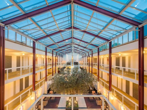 Hotelhalle mit Panorama Glasdach