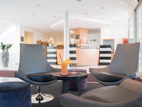 Rezeption und Lobby mit zwei Sesseln und einen Tisch