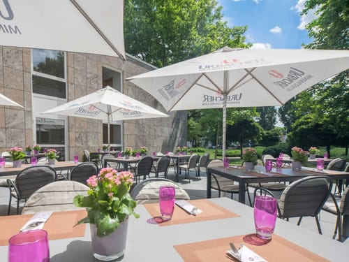 Hotelterrasse modern und freundlich dekoriert