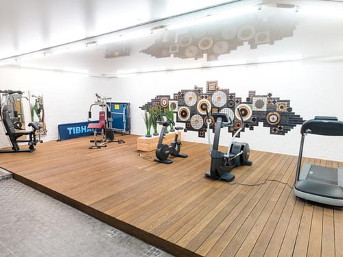 verschiedene Cardio und Kraftgeräte im Fitnessraum