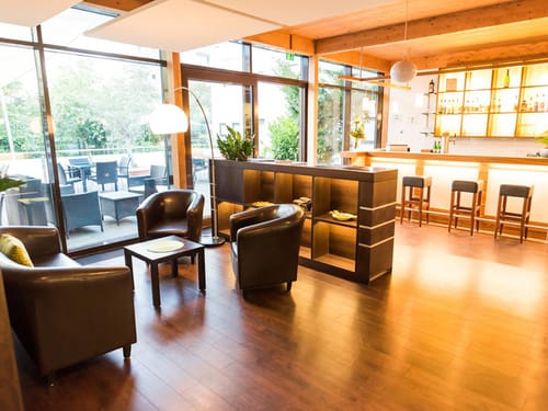kleine Sitzecke mit Hotelbar in der Lobby