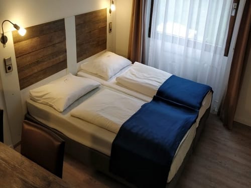 kleines modernes Doppelzimmer mit Twinbett