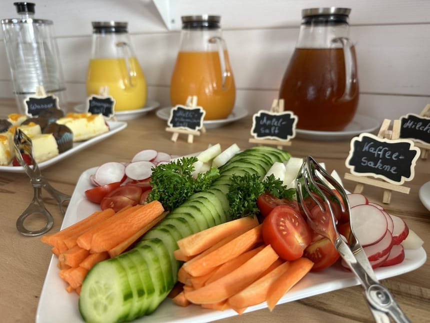 Säfte und verschiedene Gemüsesorten
