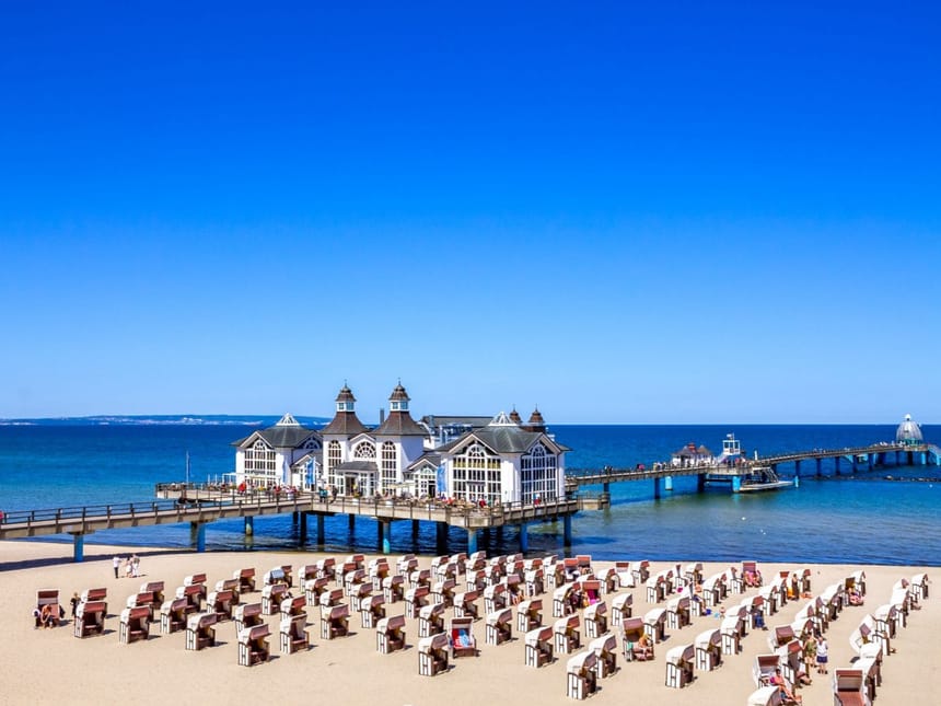 Strandkörbe und lange Seebrücke