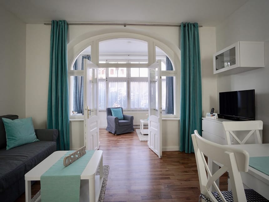 TV, Couch, Tisch, Esstisch mit Stühlen, Sessel