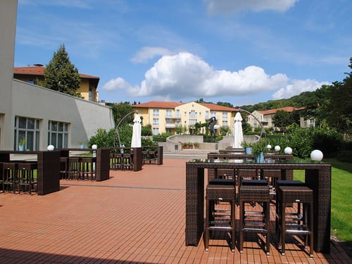 Aussen Terrasse mit Barhockern und Stehtischen