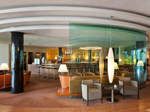 Hotelbar mit Barhockern und verschiedenen Sitzbereichen