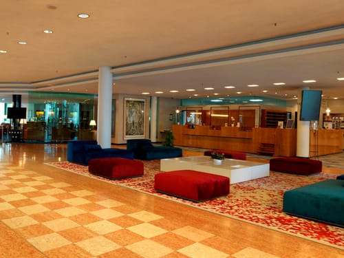 Lobby mit Bar, Rezeption und Loungemöbeln