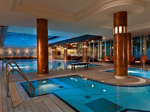 Pool Landschaft mit roten Relaxliegen